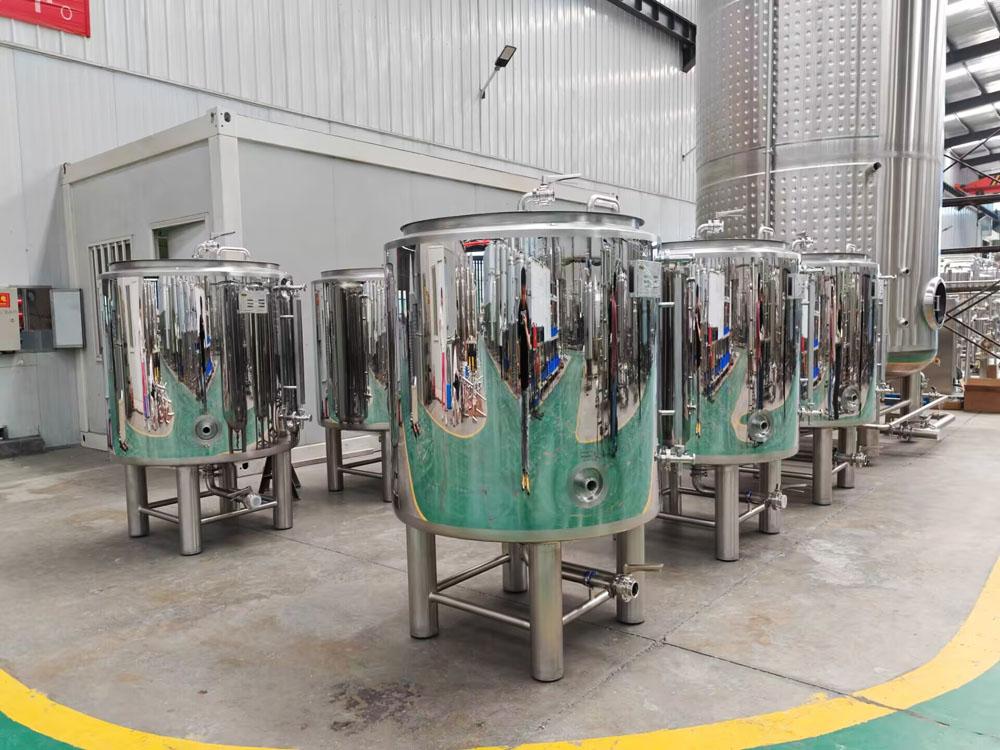 Mirror-Finished Stainless Steel Tanks